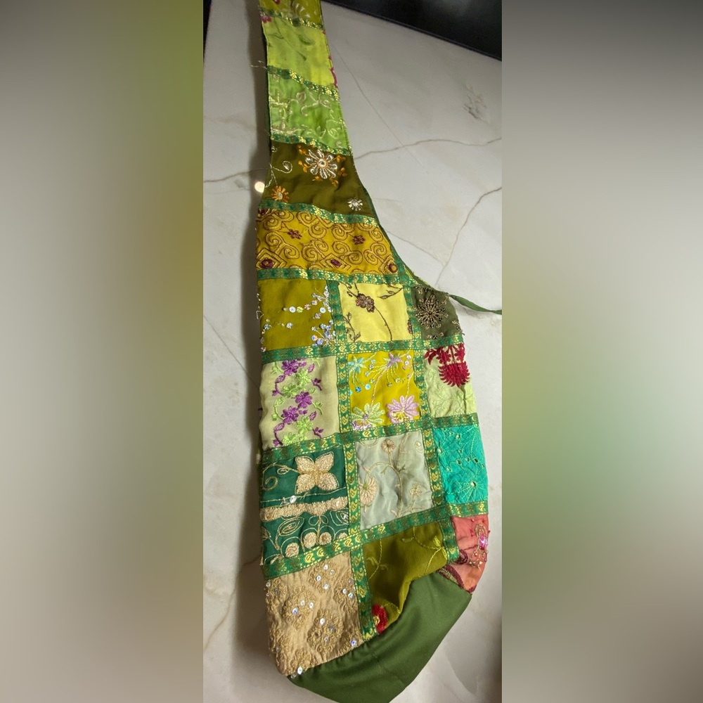 Vintage boho shoulder sac, crossbody, patchwork, olive grn lining w/ tie closure